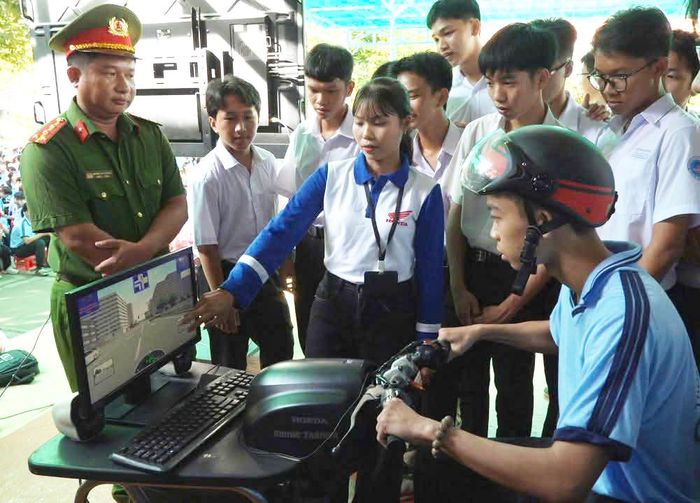 Các em học sinh được trang bị kỹ năng cơ bản khi điều khiển xe. Ảnh: Nghiêm Túc