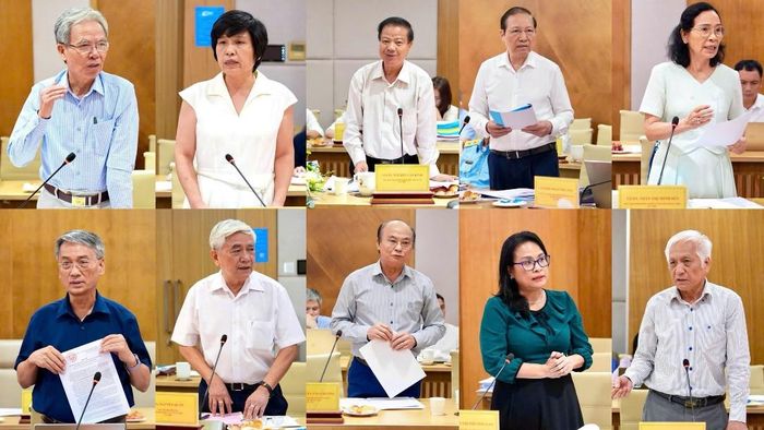 Các thành viên Hội đồng trao đổi tại phiên họp