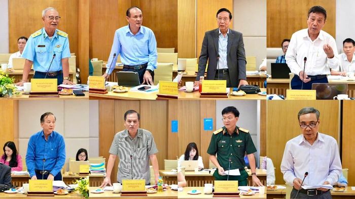 Các thành viên Hội đồng trao đổi tại phiên họp
