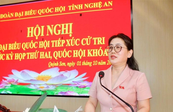 ĐBQH Phan Thị Nguyệt Thu thông tin chương trình, nội dung Kỳ họp thứ Hai Ảnh: Hồ Thuỷ