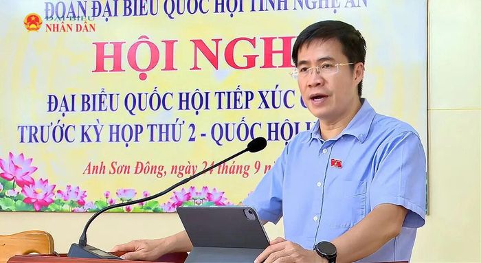 ĐBQH Hoàng Minh Hiếu thông tin chương trình Kỳ họp thứ Hai với cử tri xã Anh Sơn Đông. Ảnh: Châu San