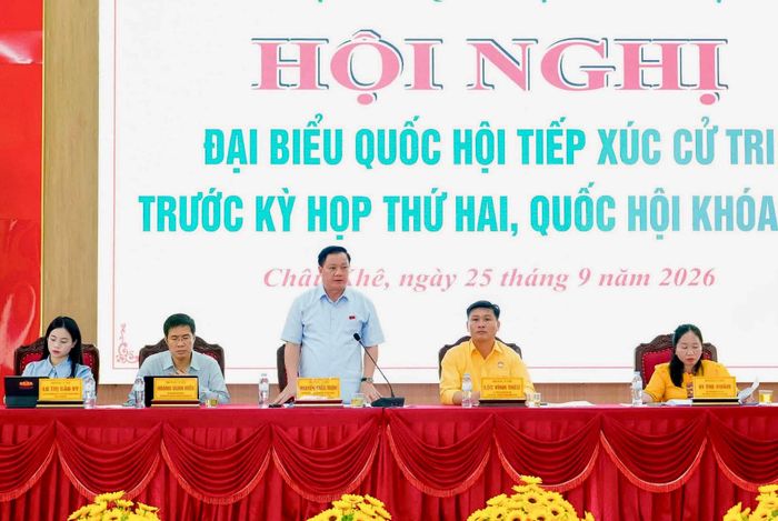 Các ĐBQH Nghệ An tiếp xúc cử tri xã Châu Khê. Ảnh: MTTQ Châu Khê