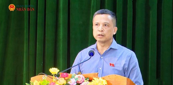 ĐBQH Phạm Phú Bình phát biểu tại Hội nghị tiếp xúc cử tri xã Quỳnh Tam. Ảnh: Châu San