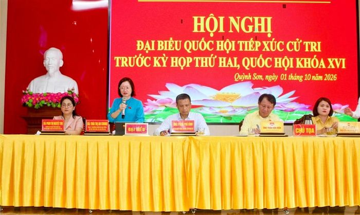 Phó Trưởng Đoàn ĐBQH tỉnh Thái Thị An Chung giải đáp các ý kiến, kiến nghị của cử tri.