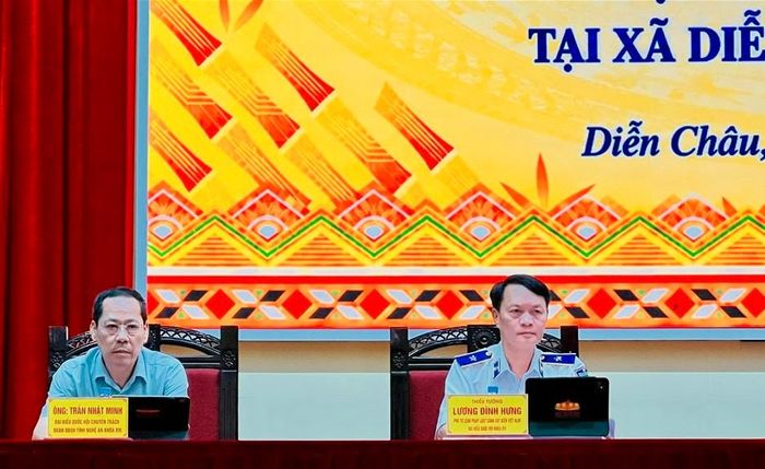 Các ĐBQH Nghệ An tiếp xúc cử tri xã Diễn Châu. Ảnh: Châu San