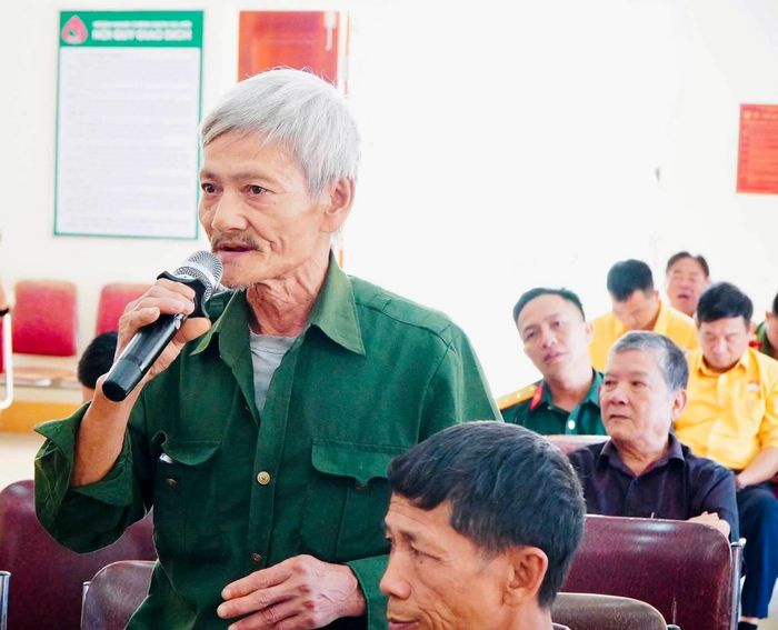 Cử tri xã Nghĩa Hành phát biểu ý kiến, kiến nghi. Ảnh: TH Nghĩa Hành