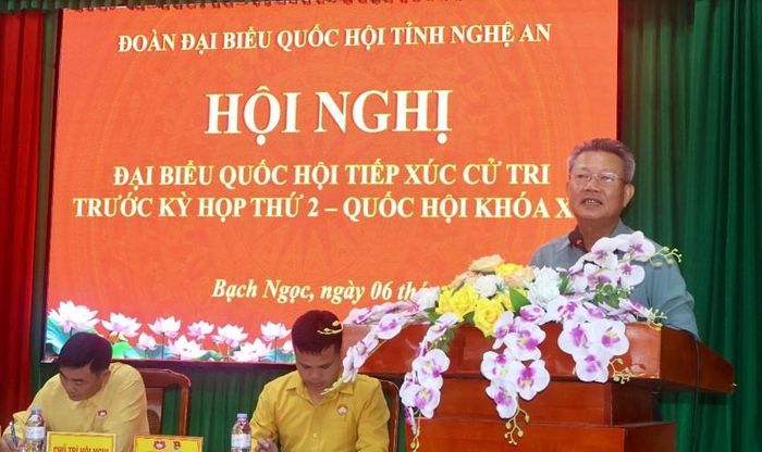 Thiếu tướng Nguyễn Sỹ Hội phát biểu tại Hội nghị tiếp xúc cử tri xã Bạch Ngọc. Ảnh: Huyền Thương
