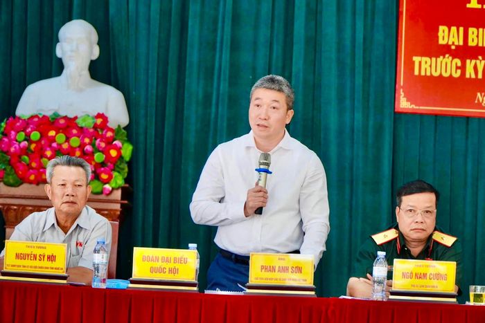 ĐBQH Phan Anh Sơn phát biểu tại buổi TXCT xã Nghĩa Hành. Ảnh: TH Nghĩa Hành