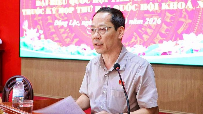 ĐBQH Trần Nhật Minh trao đổi với cử tri xã Đông Lộc. Ảnh: Châu San