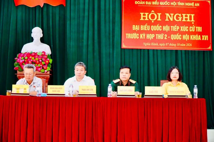 Các ĐBQH tỉnh Nghệ An tiếp xúc cử tri xã Nghĩa Hành. Ảnh: TH Nghĩa Hành