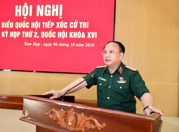 Trung tướng Trần Đức Thuận tiếp thu, giải trình các ý kiến, kiến nghị của cử tri. Ảnh: SYTNA
