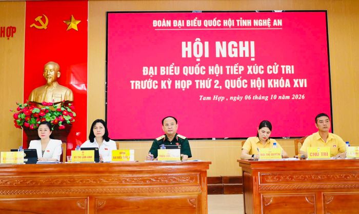 Các ĐBQH tỉnh Nghệ An tiếp xúc cử tri xã Tam Hợp. Ảnh: SYTNA
