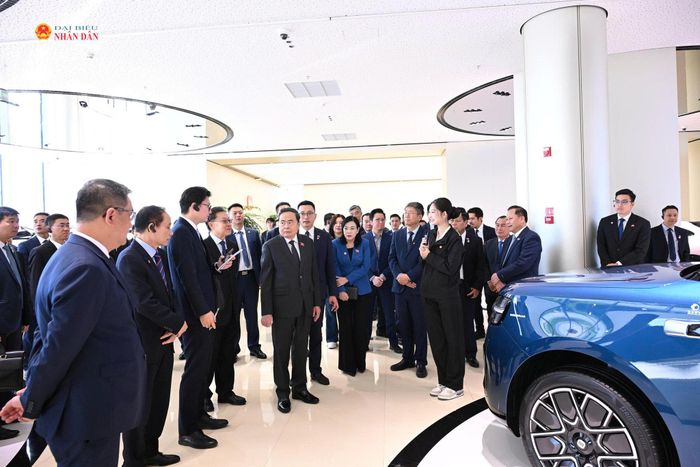 Chủ tịch Quốc hội Trần Thanh Mẫn và Đoàn nghe giới thiệu các sản phẩm trưng bày tại Siêu nhà máy xe điện Xiaomi
