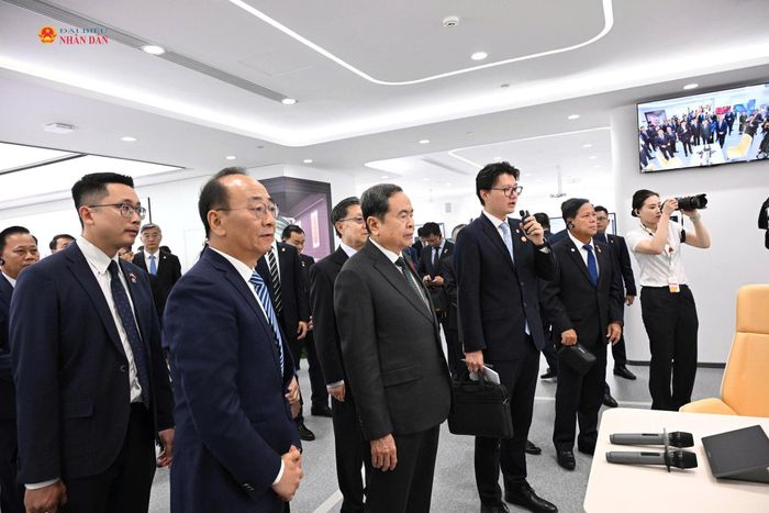 Chủ tịch Quốc hội Trần Thanh Mẫn nghe giới thiệu các sản phẩm màn hình tương tác ứng dụng công nghệ AI của CVTE