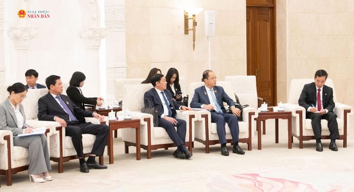 Các đại biểu tham dự cuộc làm việc