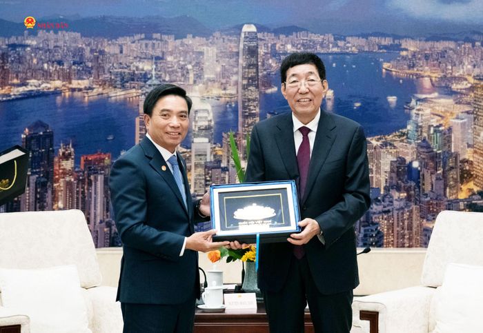 Phó Chủ tịch Quốc hội, Chủ tịch Nhóm NSHN Việt Nam - Trung Quốc, Thượng tướng Nguyễn Doãn Anh trao quà lưu niệm tặng Chủ nhiệm Ủy ban Công tác Dân tộc của Nhân đại toàn quốc Trung Quốc Ba Âm Triều Lỗ, Chủ tịch Nhóm Nghị sĩ hữu nghị Trung - Việt
