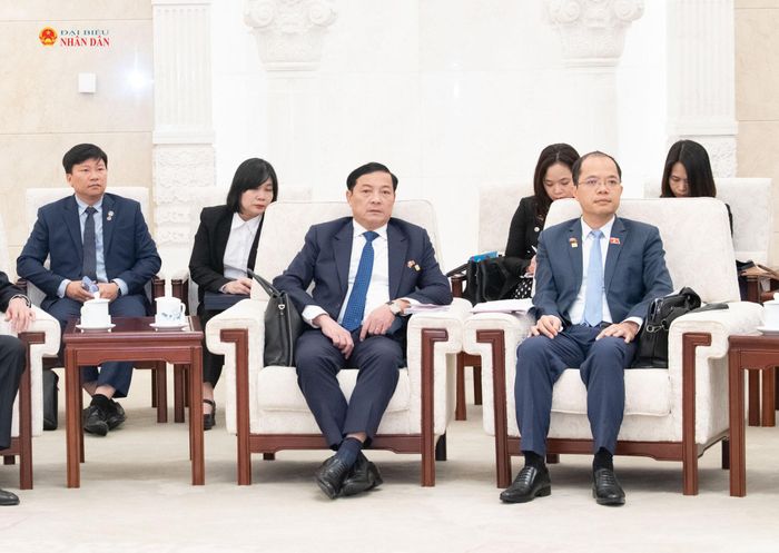 Các đại biểu tham dự cuộc làm việc
