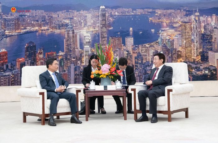 Phó Chủ tịch Quốc hội, Chủ tịch Nhóm NSHN Việt Nam - Trung Quốc, Thượng tướng Nguyễn Doãn Anh làm việc với Chủ nhiệm Ủy ban Công tác Dân tộc của Nhân đại toàn quốc Trung Quốc Ba Âm Triều Lỗ, Chủ tịch Nhóm Nghị sĩ hữu nghị Trung - Việt