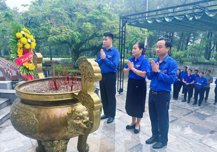 Đại diện đoàn công tác dâng hương tưởng niệm các Anh hùng liệt sĩ trong hành trình về nguồn tại Quảng Trị