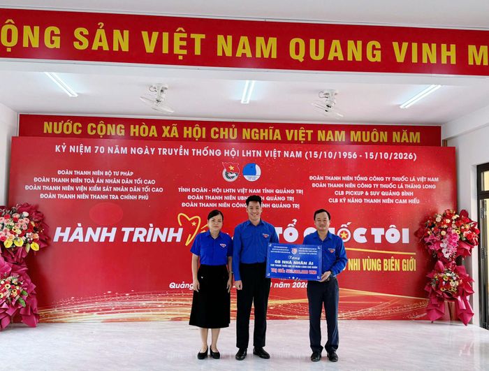 Ban Tổ chức trao quà cho học sinh có hoàn cảnh khó khăn tại Quảng Trị