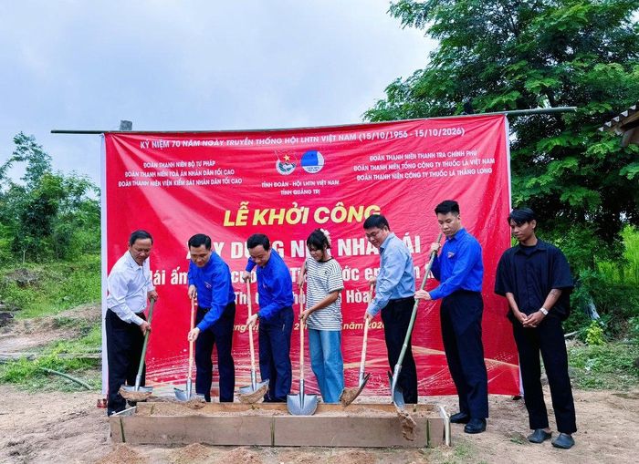 Các đại biểu khởi công nhà nhân ái “Mái ấm biên cương - Tiếp bước em đến trường” tại thôn Tam Hòa, xã Lìa, tỉnh Quảng Trị