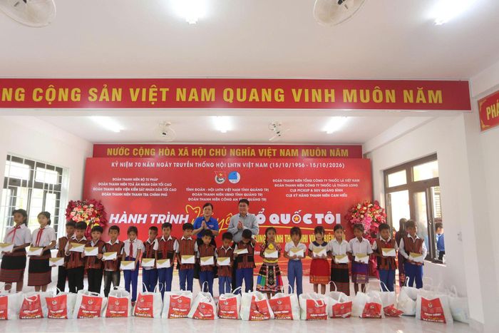 Ban Tổ chức trao quà cho học sinh có hoàn cảnh khó khăn tại Quảng Trị