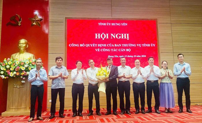 Lãnh đạo, cán bộ Văn phòng Tỉnh ủy tặng hoa chúc mừng Trưởng ban Tuyên giáo Tỉnh ủy Nguyễn Tuấn Phong.