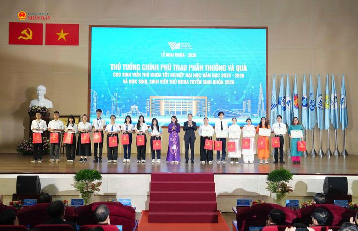 Thủ tướng Lê Minh Hưng trao phần thưởng và quà cho sinh viên thủ khoa tốt nghiệp đại học năm 2025-2026 và học sinh sinh viên thủ khoa tuyển sinh khoá 2026
