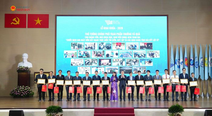 Thủ tướng Lê Minh Hưng trao phần thưởng và quà cho giảng viên, nhà khoa học, sinh viên tham gia “Chiến dịch 500 ngày đêm đẩy mạnh thực hiện tìm kiếm, quy tập và xác định danh tính hài cốt liệt sĩ”