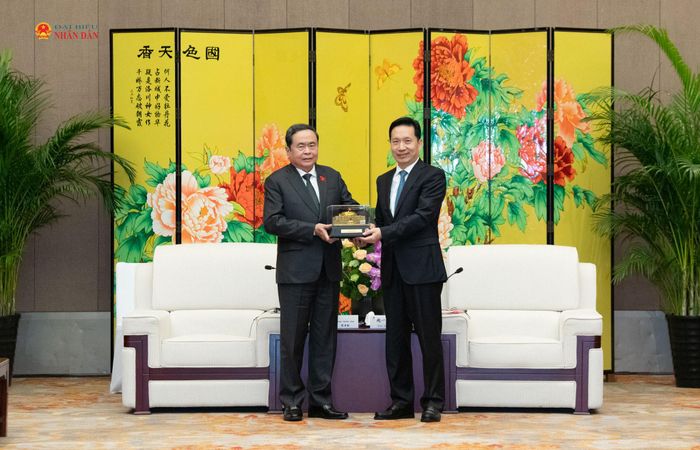 Chủ tịch Quốc hội Trần Thanh Mẫn trao quà lưu niệm tặng Bí thư Tỉnh ủy, Chủ nhiệm Ủy ban Thường vụ Nhân đại tỉnh Thiểm Tây Triệu Nhất Đức