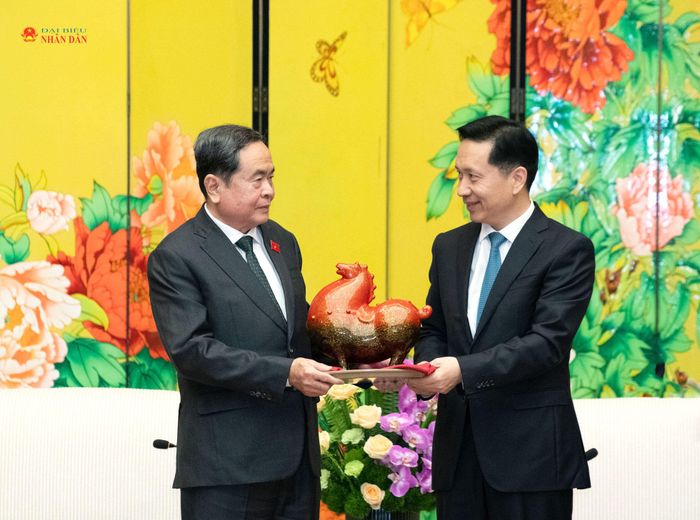 Bí thư Tỉnh ủy, Chủ nhiệm Ủy ban Thường vụ Nhân đại tỉnh Thiểm Tây Triệu Nhất Đức trao quà lưu niệm tặng Chủ tịch Quốc hội Trần Thanh Mẫn