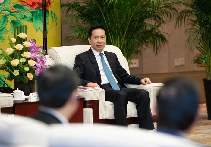 Bí thư Tỉnh ủy, Chủ nhiệm Ủy ban Thường vụ Nhân đại tỉnh Thiểm Tây Triệu Nhất Đức phát biểu tại cuộc tiếp