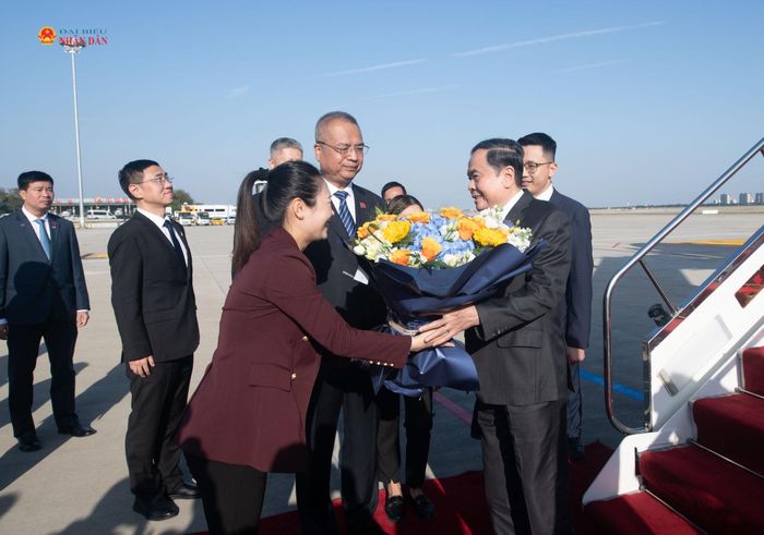 Đại diện tỉnh Thiểm Tây tặng hoa chào mừng Chủ tịch Quốc hội Trần Thanh Mẫn