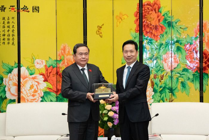 Chủ tịch Quốc hội Trần Thanh Mẫn trao quà lưu niệm tặng Bí thư Tỉnh ủy, Chủ nhiệm Ủy ban Thường vụ Nhân đại tỉnh Thiểm Tây Triệu Nhất Đức
