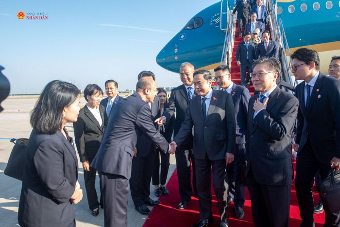 Lãnh đạo tỉnh Thiểm Tây đón Chủ tịch Quốc hội Trần Thanh Mẫn tại sân bay
