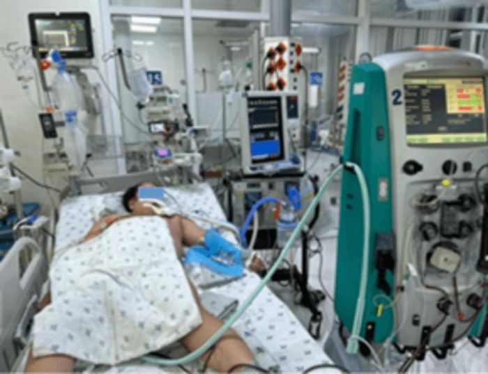 Bé gái dần ổn định sau 3 đợt lọc máu liên tục. Ảnh: BVCC