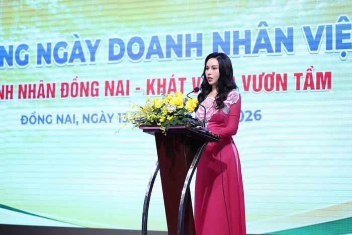 Tổng Giám đốc Công ty CP Đầu tư và Kinh doanh Golf Long Thành Lê Nữ Thùy Dương chia sẻ tại hội nghị. Ảnh: Văn Dũng