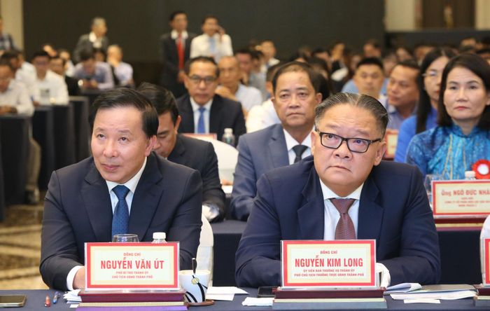 Lãnh đạo TP. Đồng Nai dự hội nghị chào mừng Ngày Doanh nhân Việt Nam. Ảnh: Văn Dũng