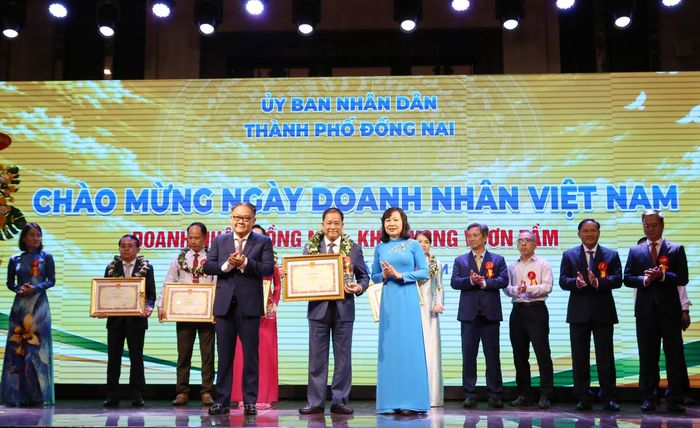 Lãnh đạo TP. Đồng Nai khen thưởng 21 doanh nhân, doanh nghiệp tiêu biểu và trao Bằng khen cho 20 cá nhân có thành tích xuất sắc trong phát triển kinh tế - xã hội. Ảnh: Văn Dũng