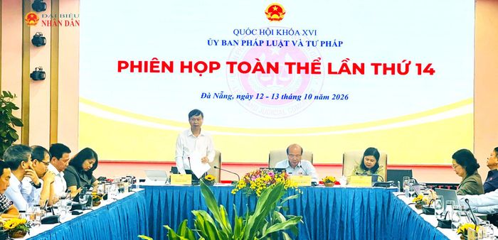 Thứ trưởng Bộ Khoa học và Công nghệ Hoàng Minh tiếp thu, giải trình tại phiên họp