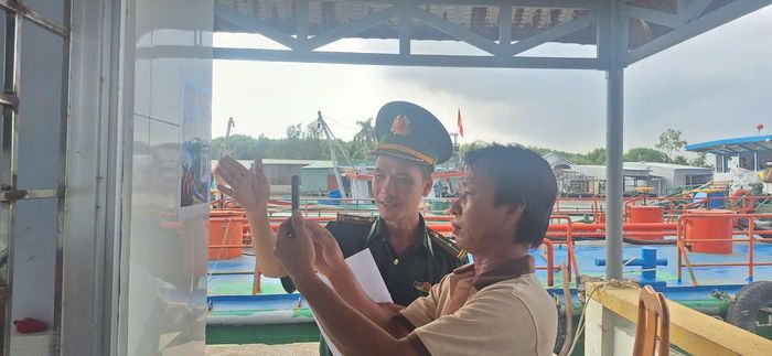 Mã QR được dán trên tàu đánh cá để người dân có thể dẽ dàng truy cập. Ảnh: Lam Khánh