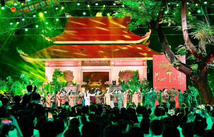 Chương trình được dàn dựng thành 3 chương: Mậu Thân 1968, Mệnh lệnh từ trái tim và Viết tiếp lời non sông