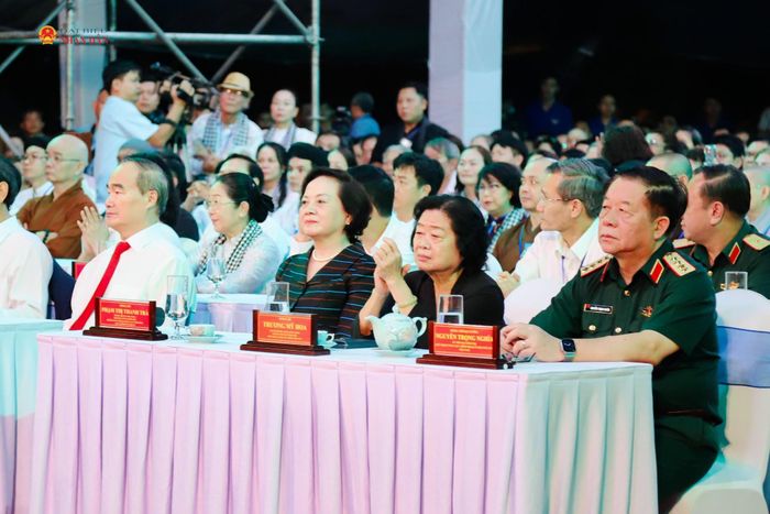 Ủy viên Bộ Chính trị, Bí thư Trung ương Đảng, Chủ nhiệm Tổng cục Chính trị QĐND Việt Nam, Đại tướng Nguyễn Trọng Nghĩa; Bí thư Trung ương Đảng, Phó Thủ tướng Chính phủ Phạm Thị Thanh Trà - Trưởng Ban Chỉ đạo Quốc gia về tìm kiếm, quy tập và xác định danh tính hài cốt liệt sĩ, cùng các đại biểu tham dự chương trình