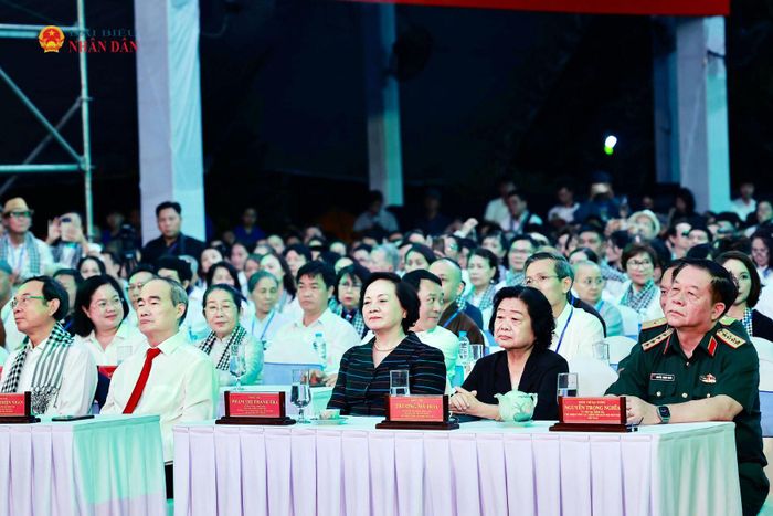 Ủy viên Bộ Chính trị, Bí thư Trung ương Đảng, Chủ nhiệm Tổng cục Chính trị QĐND Việt Nam, Đại tướng Nguyễn Trọng Nghĩa; Bí thư Trung ương Đảng, Phó Thủ tướng Chính phủ Phạm Thị Thanh Trà - Trưởng Ban Chỉ đạo Quốc gia về tìm kiếm, quy tập và xác định danh tính hài cốt liệt sĩ, cùng các đại biểu tham dự chương trình