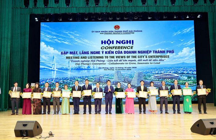 Ông Lê Ngọc Châu, Bí thư Thành ủy, Trưởng Đoàn đại biểu Quốc hội thành phố Hải Phòng trao bằng khen và tặng hoa chúc mừng các doanh nghiệp. Ảnh: Cổng TTĐT Hải Phòng.