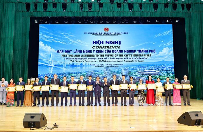Lãnh đạo thành phố Hải Phòng trao bằng khen và tặng hoa chúc mừng các doanh nghiệp. Ảnh: Cổng TTĐT Hải Phòng.