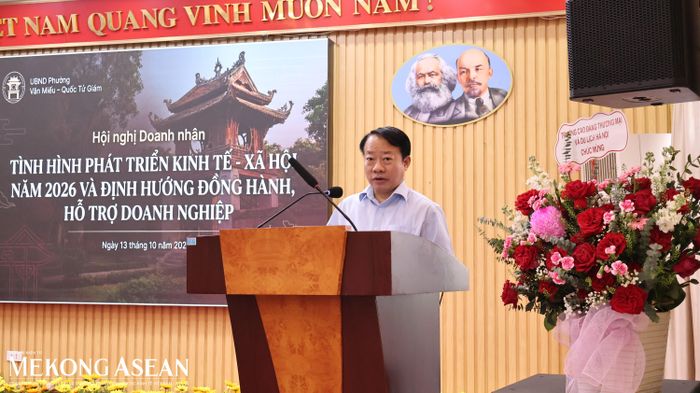 Ông Đoàn Thu Hà, Phó Chủ tịch UBND phường Văn Miếu - Quốc Tử Giám trình bày báo cáo tình hình kinh tế - xã hội phường trong 9 tháng đầu năm 2026. Ảnh: Thu Thảo/Mekong ASEAN.