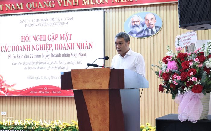 Ông Trương Mạnh Toàn, Giám đốc CTCP Giải pháp Mạng và Máy tính TIC hiến kế cho lãnh đạo phường. Ảnh: Thu Thảo/Mekong ASEAN.