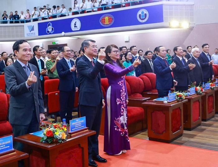 Thủ tướng Lê Minh Hưng và Bí thư Thành ủy TP HCM Trần Lưu Quang và các đại biểu dự lễ khai khóa 2026 của Đại học Quốc gia TPHCM - Ảnh: chinhphu.vn