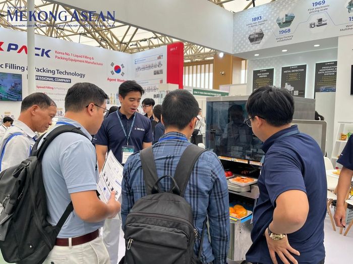  Khách tham quan tìm hiểu thiết bị công nghệ tại gian hàng ISHIDA thuộc ProPak Hanoi 2026. Ảnh: Trung Anh/Mekong ASEAN. 